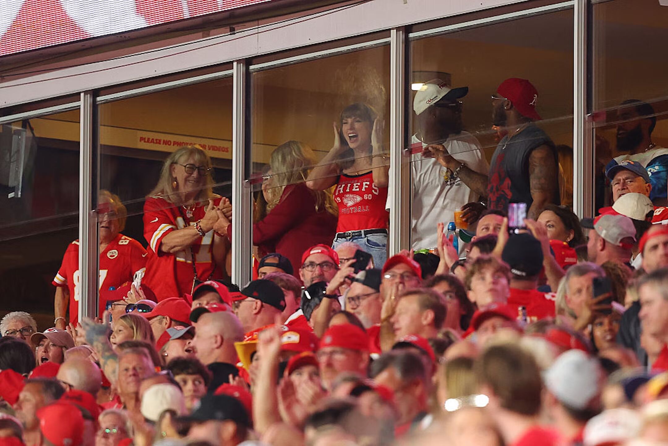 Taylor Swift Pamer Cincin Pernikahannya dengan Tank Top Merah Chiefs di Pertandingan NFL Travis Kelce