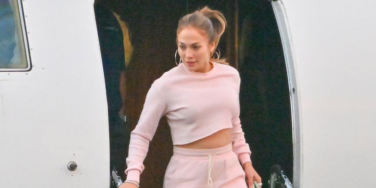 Jennifer Lopez Tampil Elegan Mengenakan Setelan Sweats ketika Keluar dari Jet Pribadi