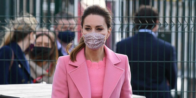 Kate Middleton Tampak Siap Menyambut Musim Semi dalam Balutan Mantel Pink dan Celana Model Flared