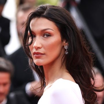 Bella Hadid Berpose Telanjang Dada dengan Bunga Lavender