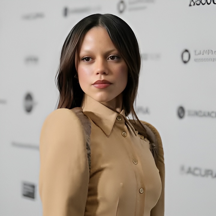 Jenna Ortega Tampil dengan Alis Pirang dan Busana Mugler Nude