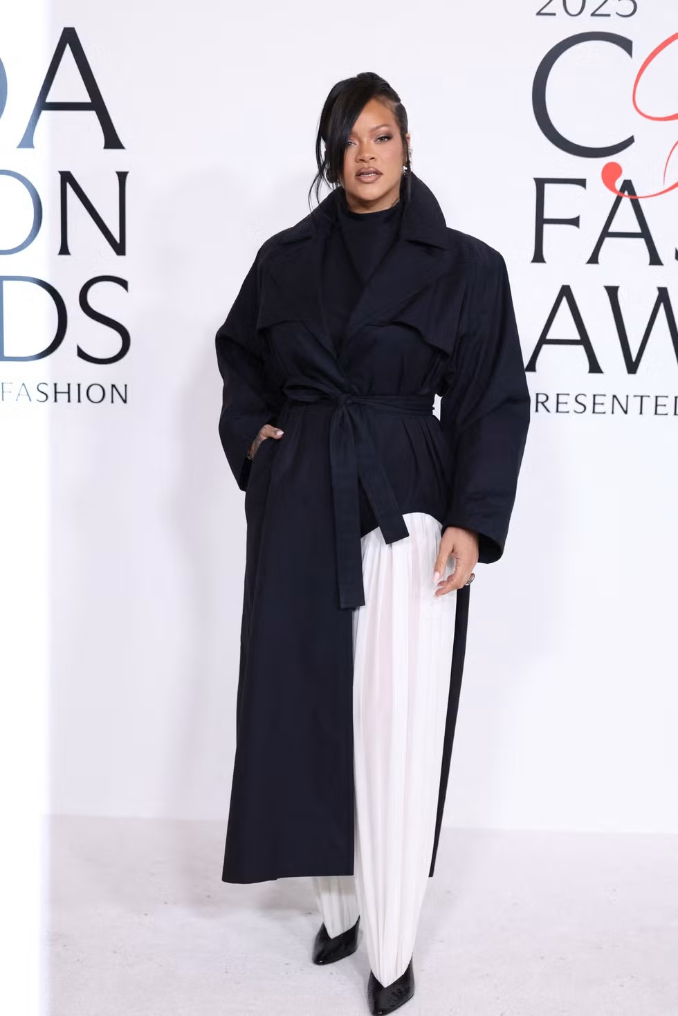 Rihanna Bergandengan Tangan dengan A$AP Rocky di Karpet Merah CFDA Fashion Awards 2025