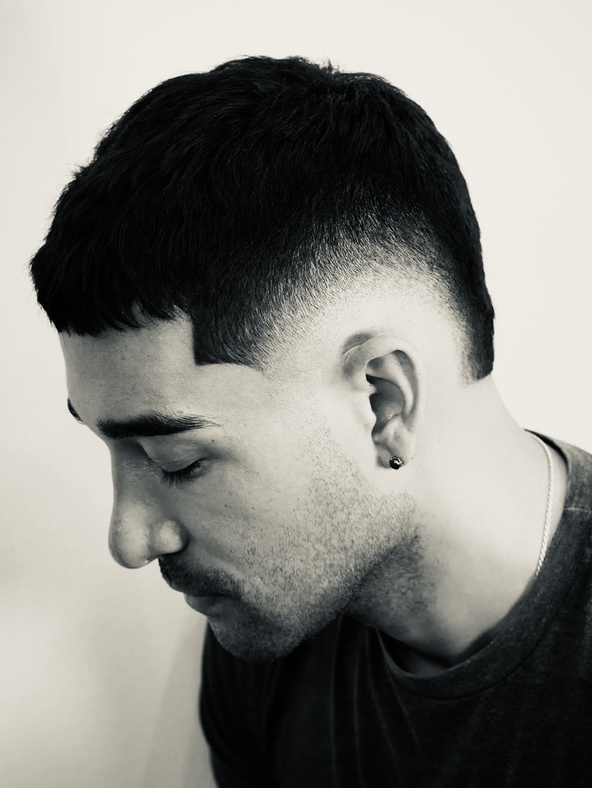Burst Fade 2 Jari, Gaya Rambut Pria yang Clean dan Modern