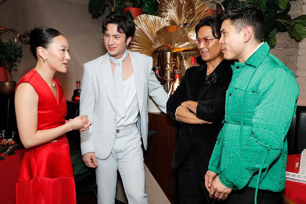 Hudson Williams Mengenakan Desain dari Prabal Gurung