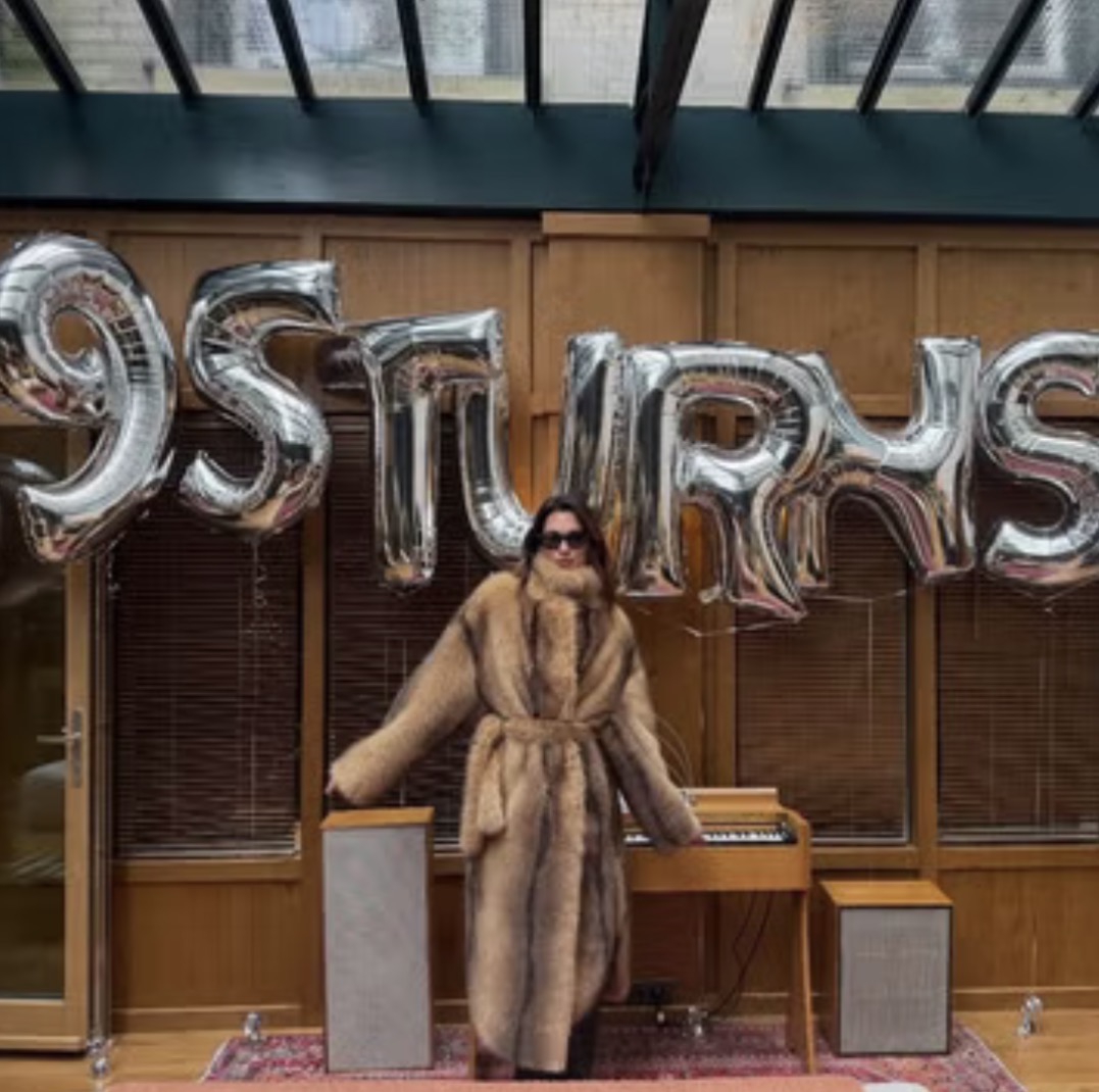 Mantel Faux Fur Spektakuler Dua Lipa Hadirkan Nuansa Mob Wife Winter