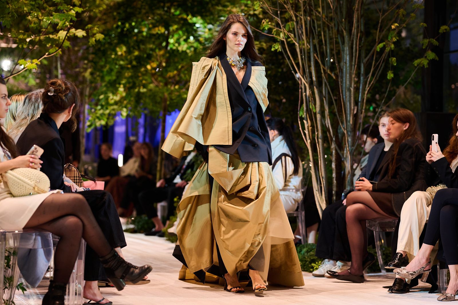 Tren Mode dari Moscow Fashion Week 2025: Merumuskan Gaya Elegan