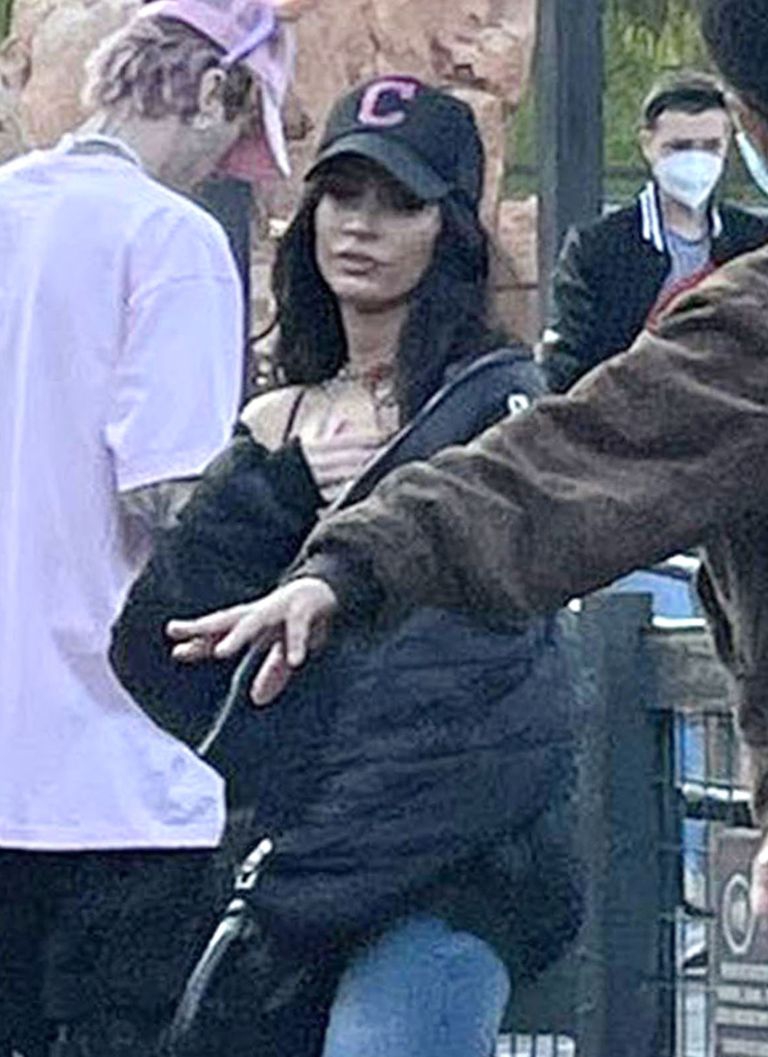 Megan Fox Membawa Putranya yang Berusia 8 Tahun ke Disneyland bersama Machine Gun Kelly 