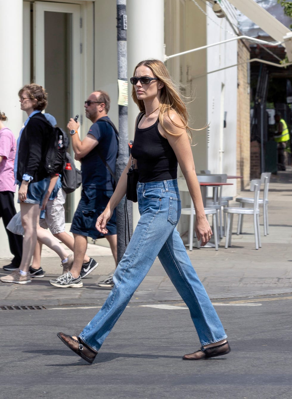 Margot Robbie Padukan Street Style Abad ke-20 dengan Aksesori 2025