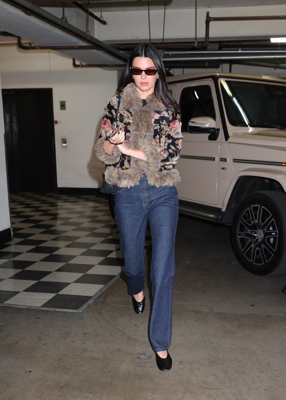 Kendall Jenner Padukan Jaket Duffle Vintage dengan Jeans untuk Sushi Date Bersama Kylie