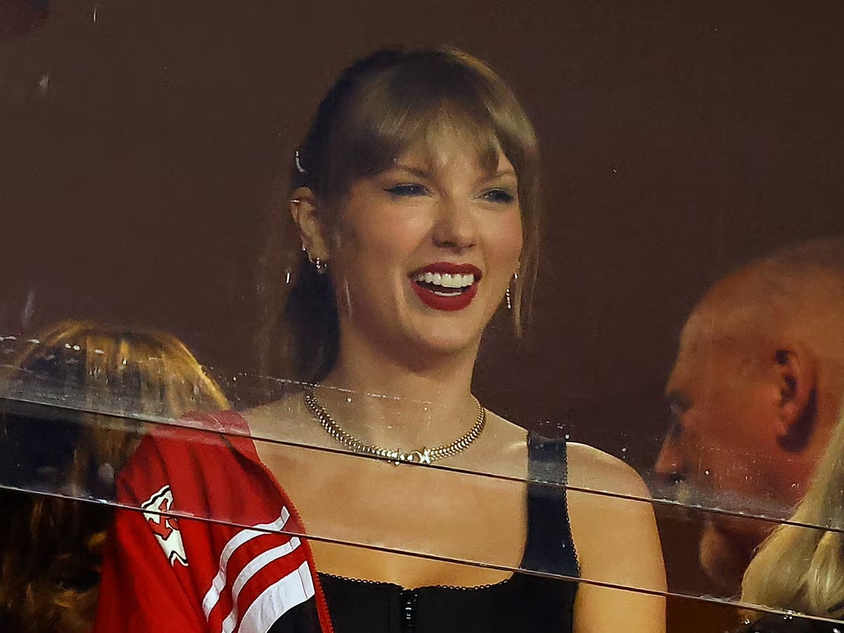 Taylor Swift Jadi &ldquo;Auntie Mode&rdquo; Saat Menggendong Keponakan Travis Kelce di Tengah Pertandingan NFL