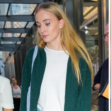 Sophie Turner Kenakan Gelang "Fearless" di Tengah Penceraiannya dengan Joe Jonas