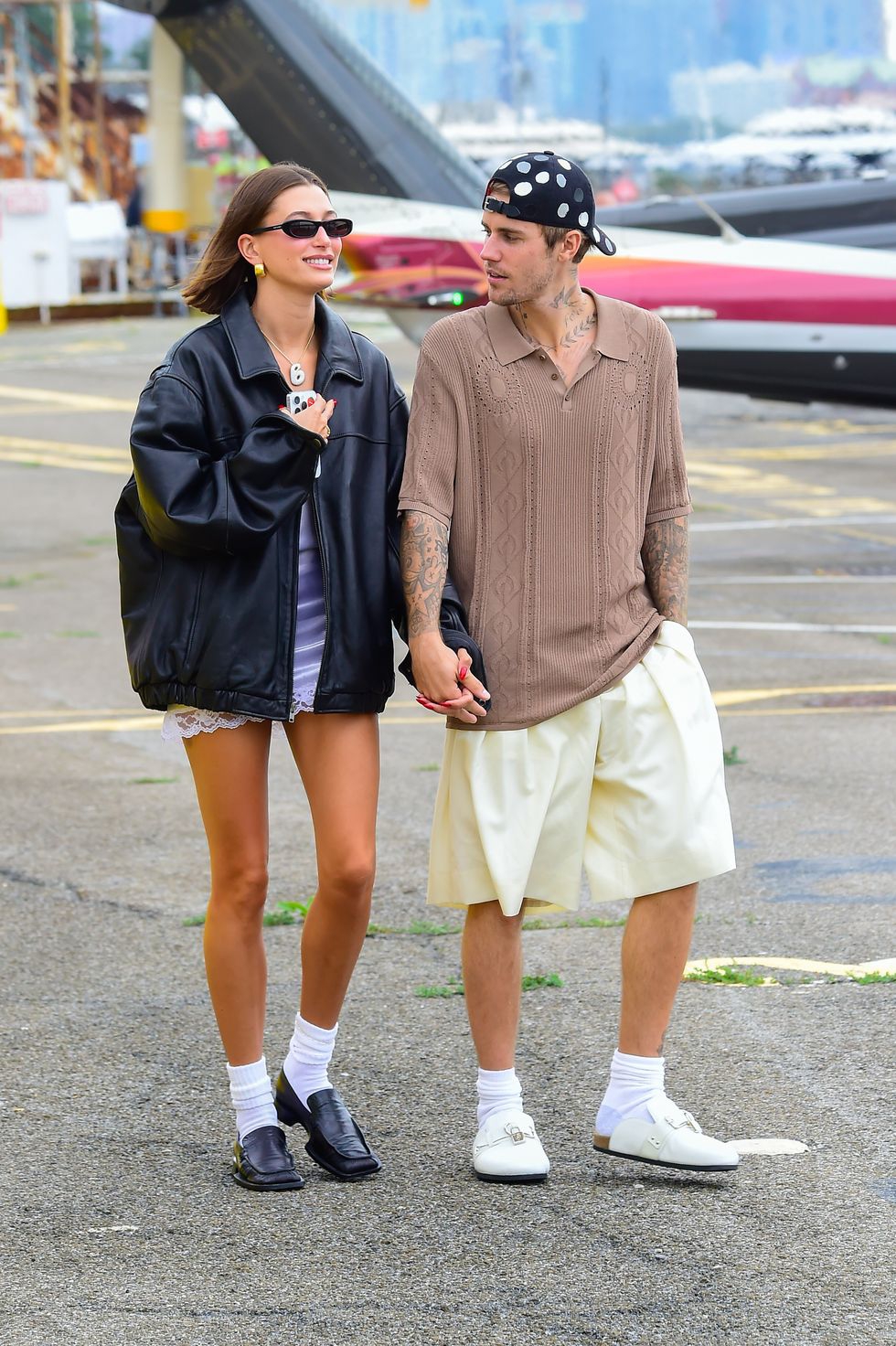 Hailey Bieber Lapisi Gaun Mini dengan Jaket Kulit