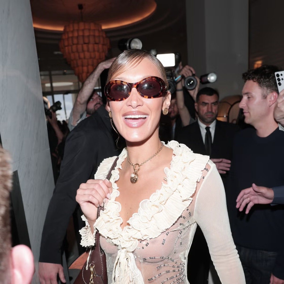 Gaya Boho Bella Hadid di Cannes Tandingan Momen Red Carpet-nya Sendiri