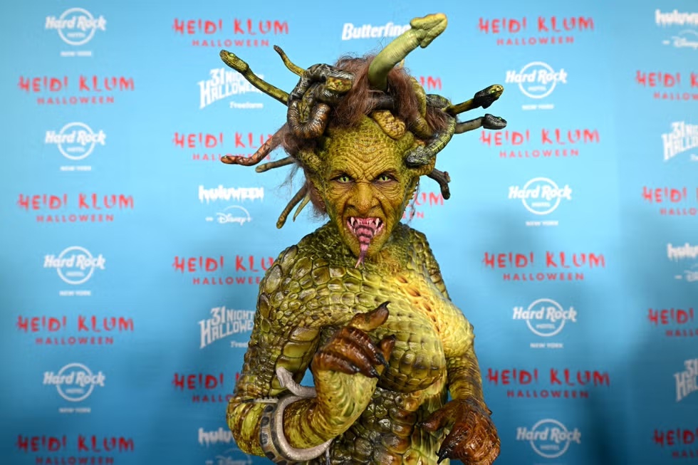 Heidi Klum Tampil Jadi Medusa untuk Pesta Halloween Tahunan ke-24