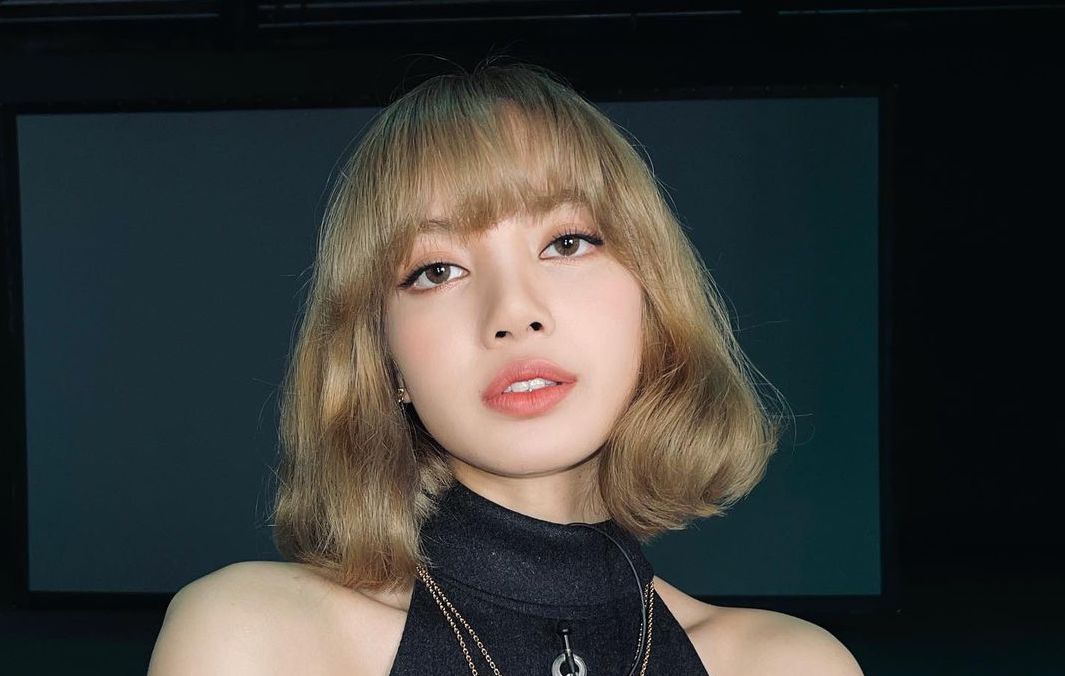 Lisa Blackpink Kenakan Gaun Hitam Berkilau Giambattista Valli di Teaser Single Terbarunya