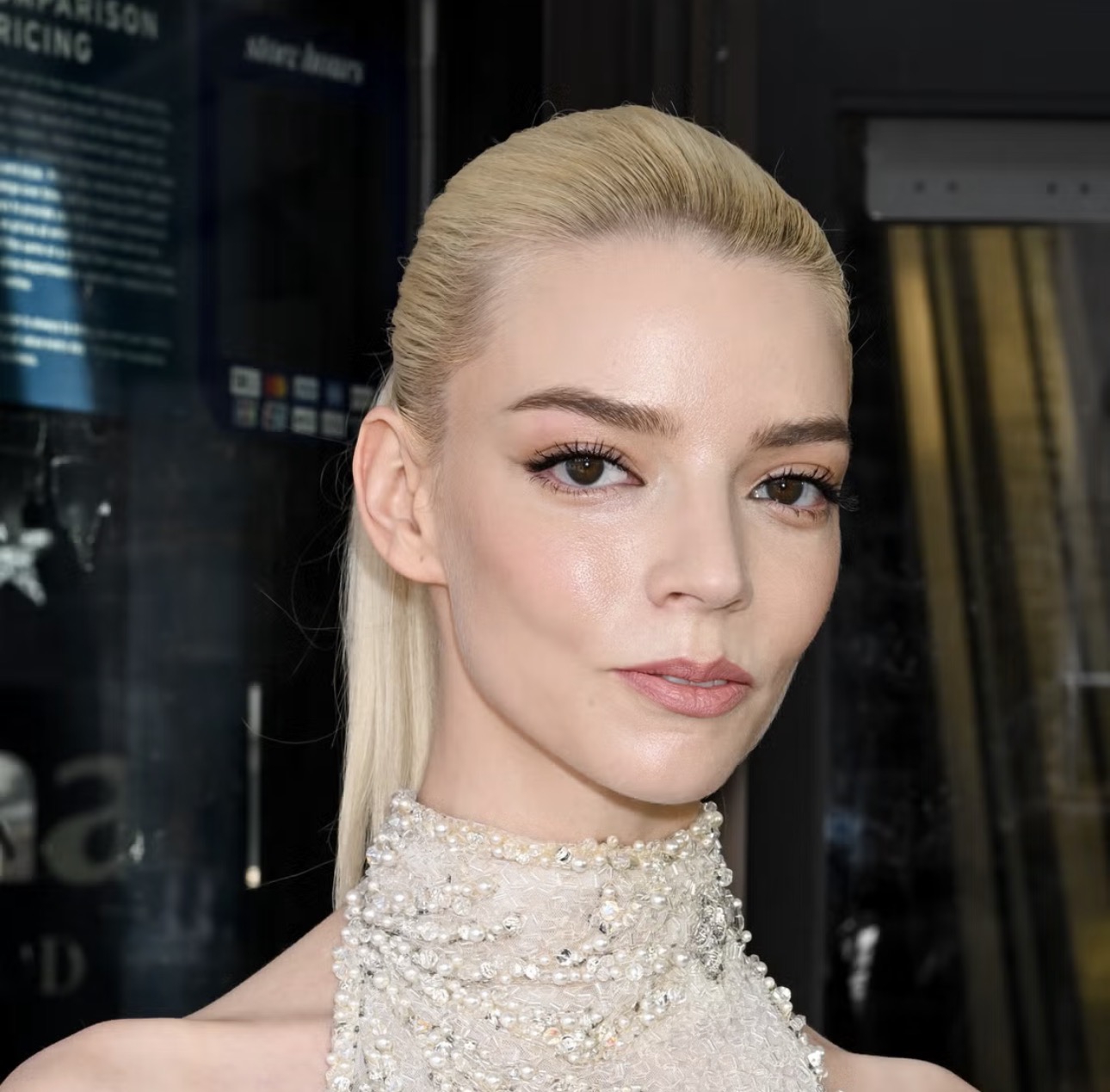 Anya Taylor-Joy Tampil Memukau dengan Gaun Mini Bob Mackie Berkilau yang Dihiasi Rumbai-rumbai