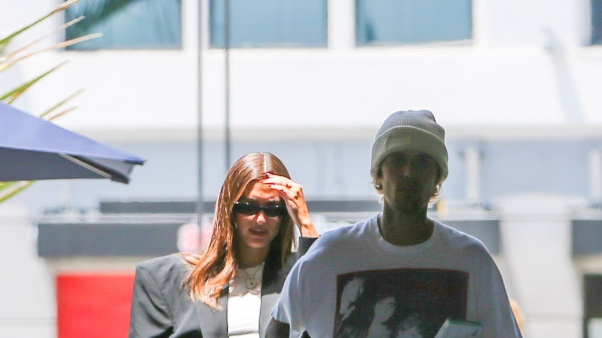 Tren Oversize Jadi Andalan Hailey Bieber untuk Kehamilannya