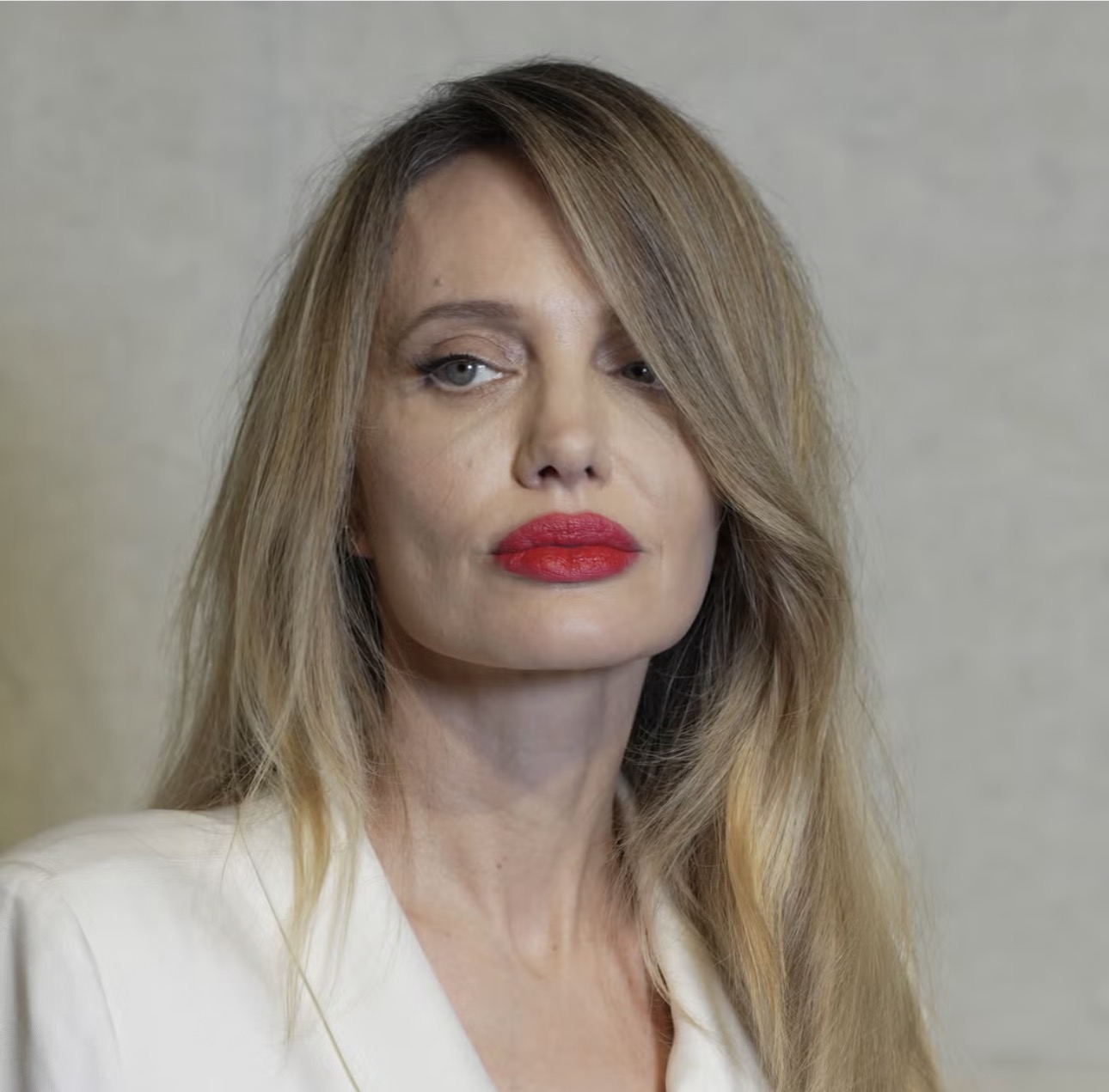 Angelina Jolie Tampil dengan Rambut Pirang Cool-Toned & Lipstik Merah Andalan