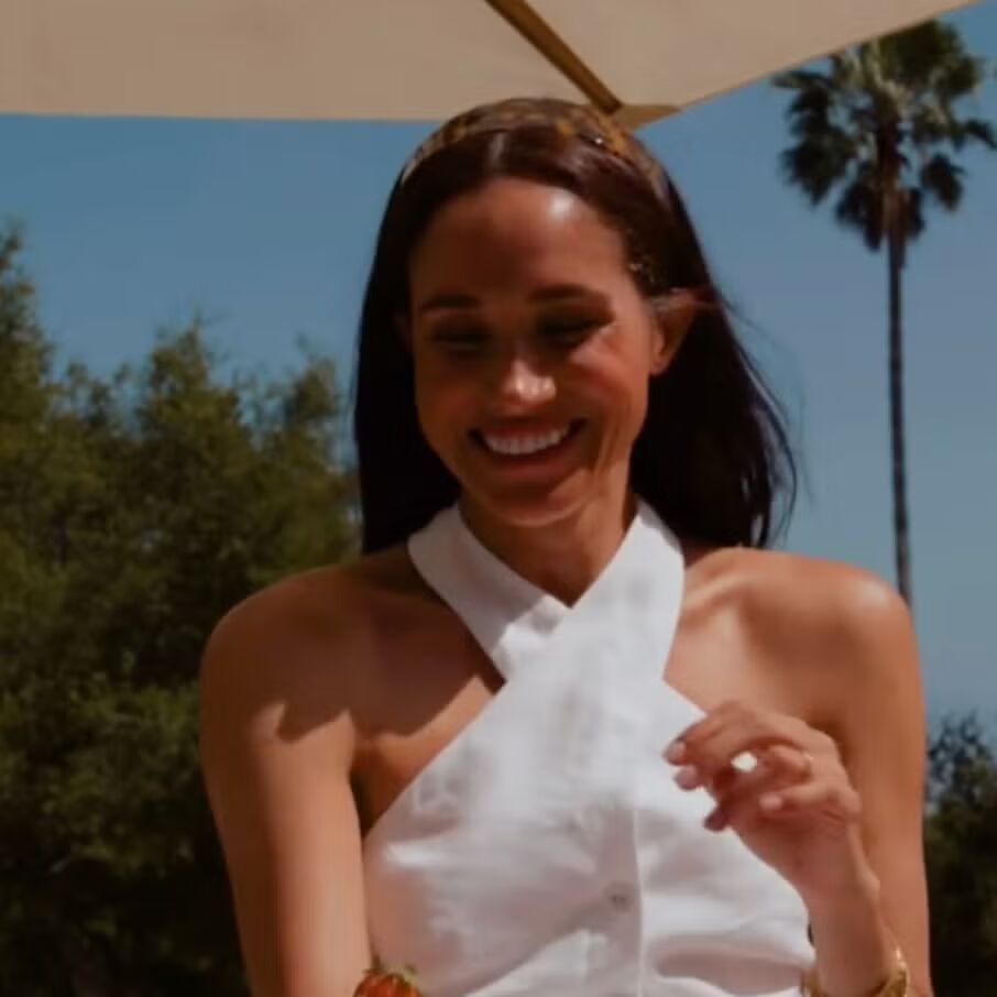 Duchess Meghan Tampil Chic dalam Balutan Serba Putih Saat Meracik Raspberry Sundae