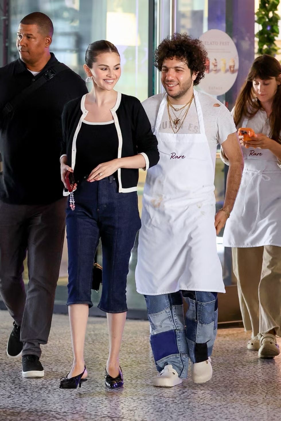 Selena Gomez Tampilkan Gaya La Dolce Vita dalam Balutan Celana Capri Saat Kencan Malam di Italia