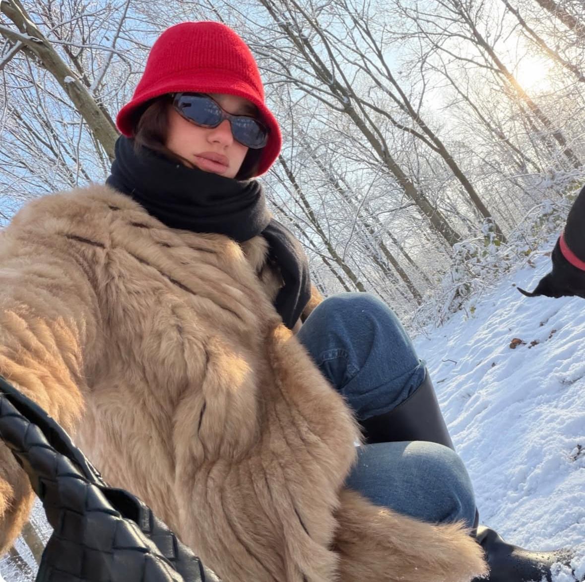 Dua Lipa Mengubah Hari Bersalju Menjadi Ajang Fashion