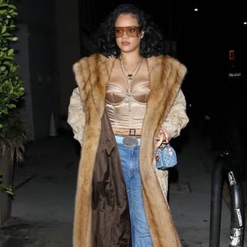 Rihanna Tampil Memukau dengan Gaya Y2K