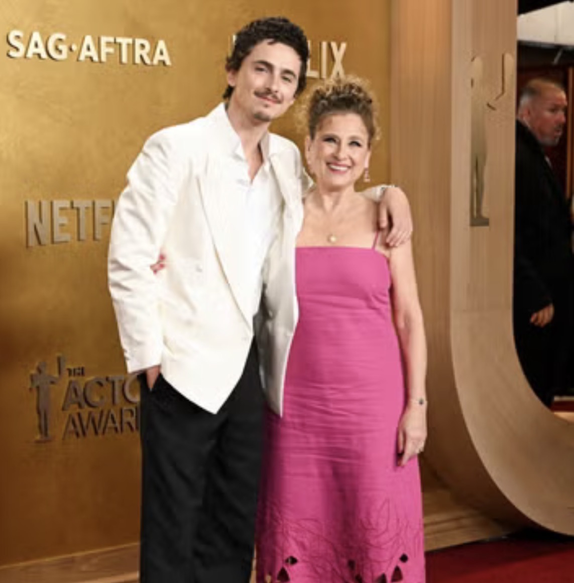 Timoth&eacute;e Chalamet Berjalan di Karpet Merah Actor Awards 2026 Bersama Ibunya