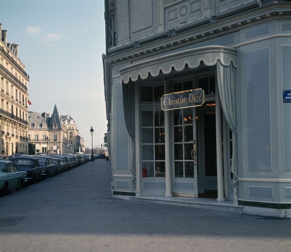 Bagian luar butik Dior 30 Montaigne pada tahun 1967