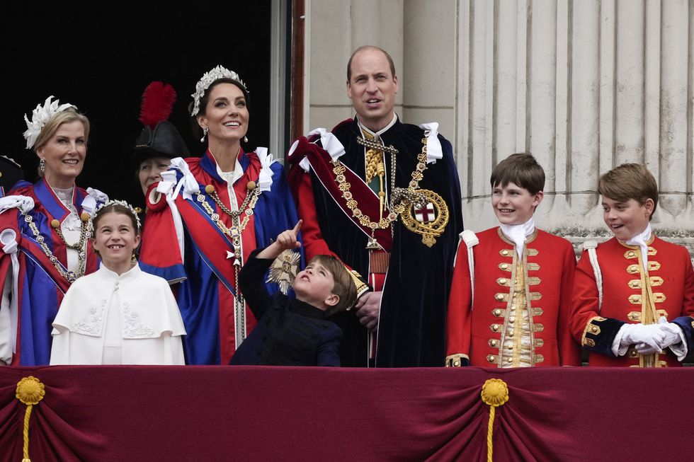 Putri Charlotte, Pangeran Louis, dan Pangeran George (Dengan Keluarga Kerajaan)