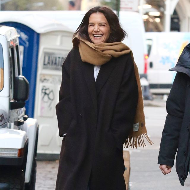 Katie Holmes Memberi Inspirasi Dalam Cara Layering di Musim Gugur