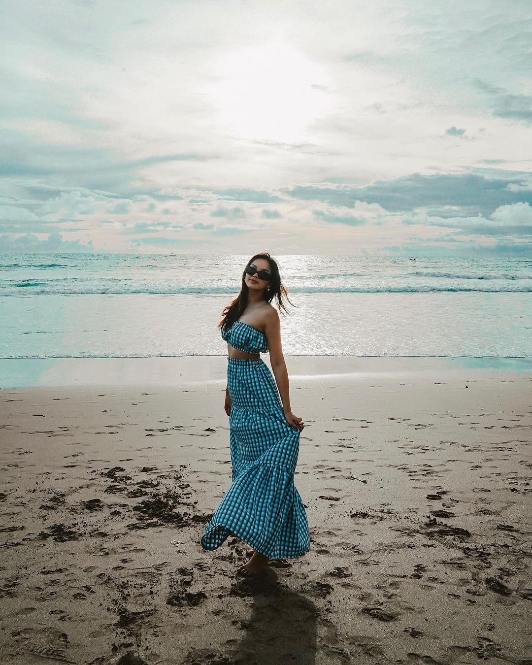 Inspirasi Berbusana Saat ke Pantai dari Alyssa Daguise: Kenakan Two-Piece Dress