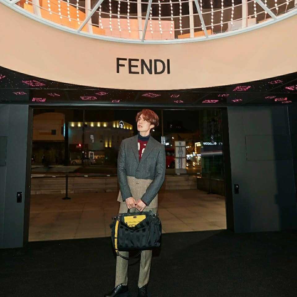 Kharisma Lee Dong Wook dalam Balutan Jas Two-Tone Saat Hadiri Acara Fendi