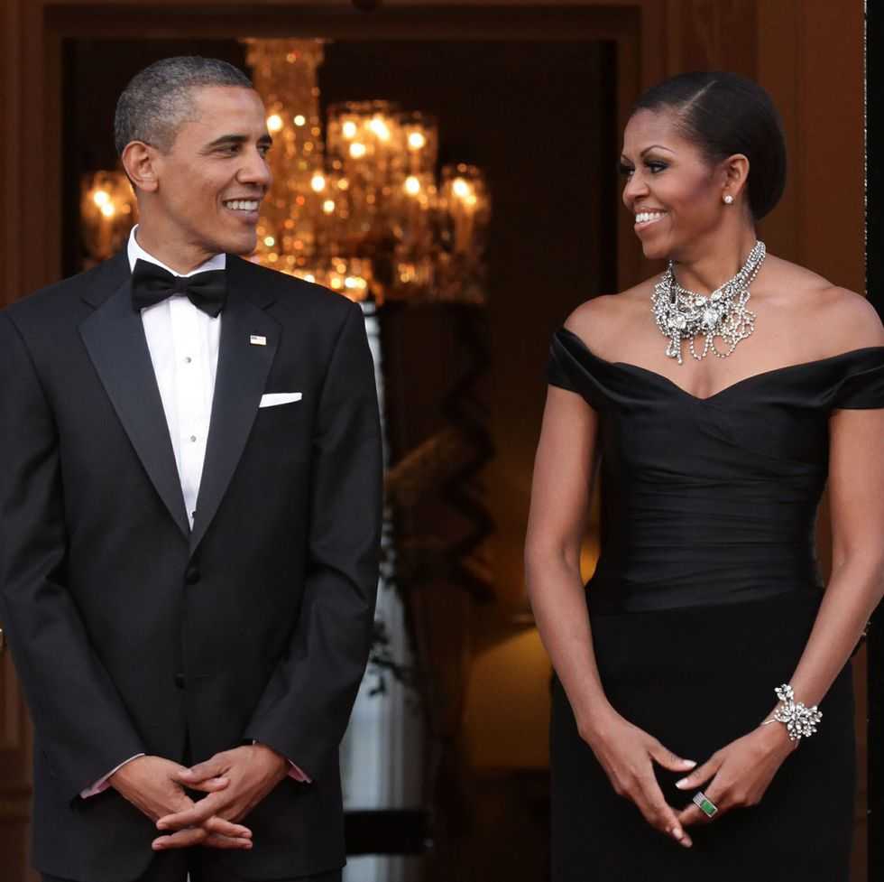 Barack Obama Bagikan Foto Keluarga Terbaru (dan Langka) Bersama Kedua Putrinya, Malia dan Sasha