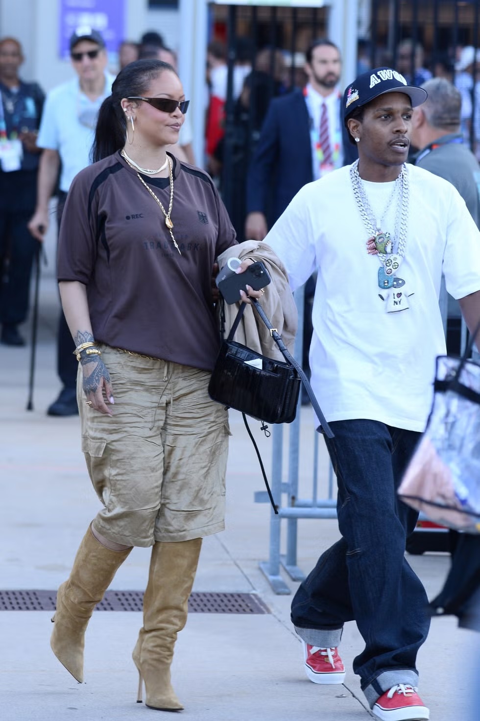 Rihanna Membuktikan Bahwa Knee-High Suede Boots Bisa Dipakai di Tengah Musim Panas