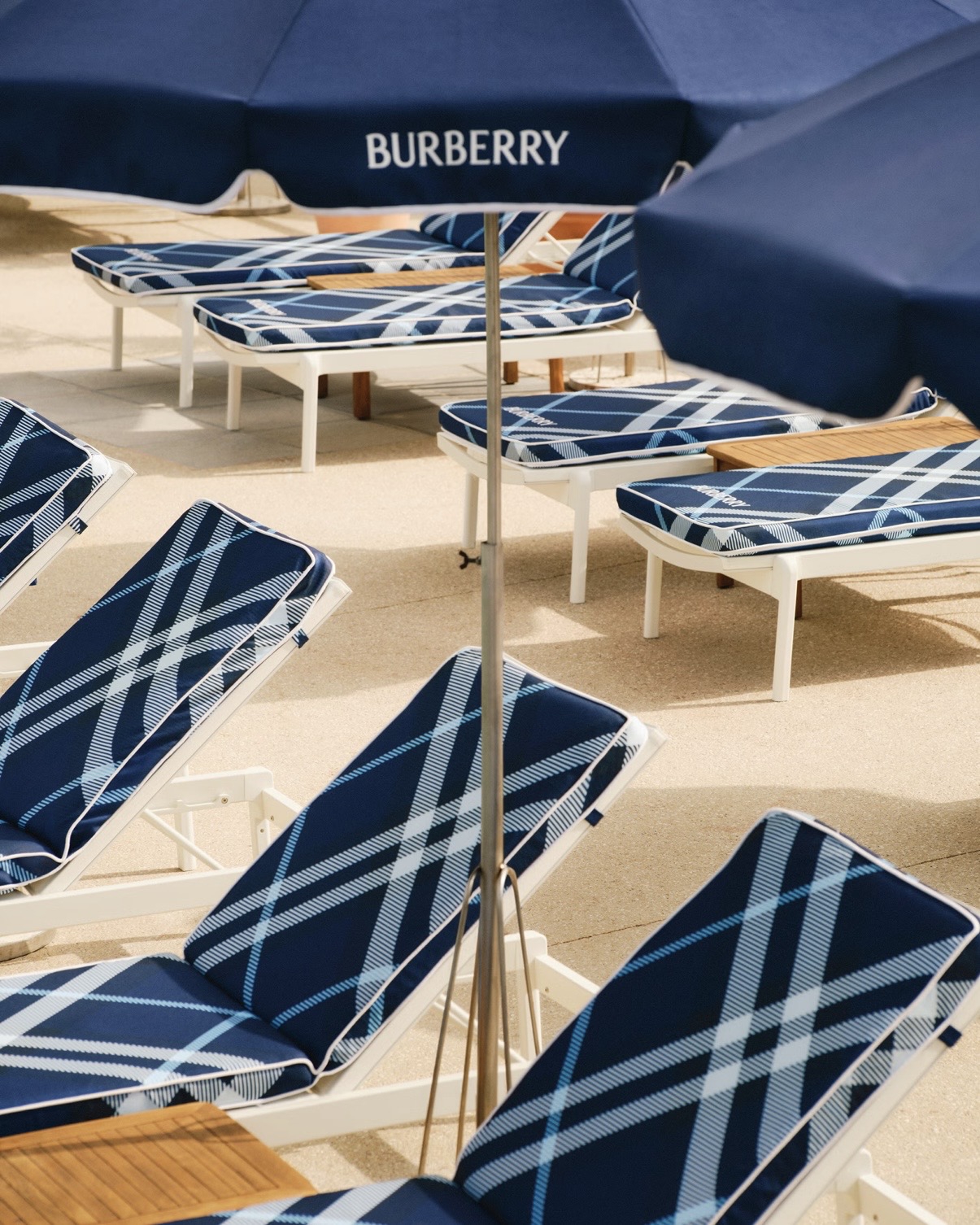 Burberry Hadirkan Beach Club Eksklusif di Selatan Prancis
