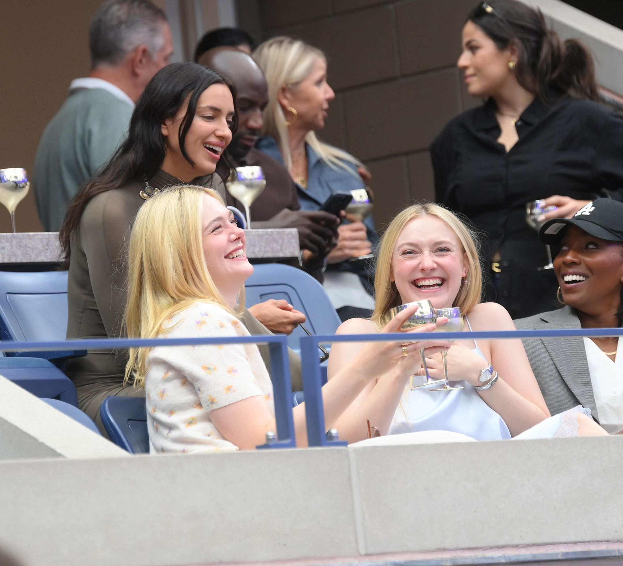 Elle dan Dakota Fanning Tampilkan Dua Gaya 