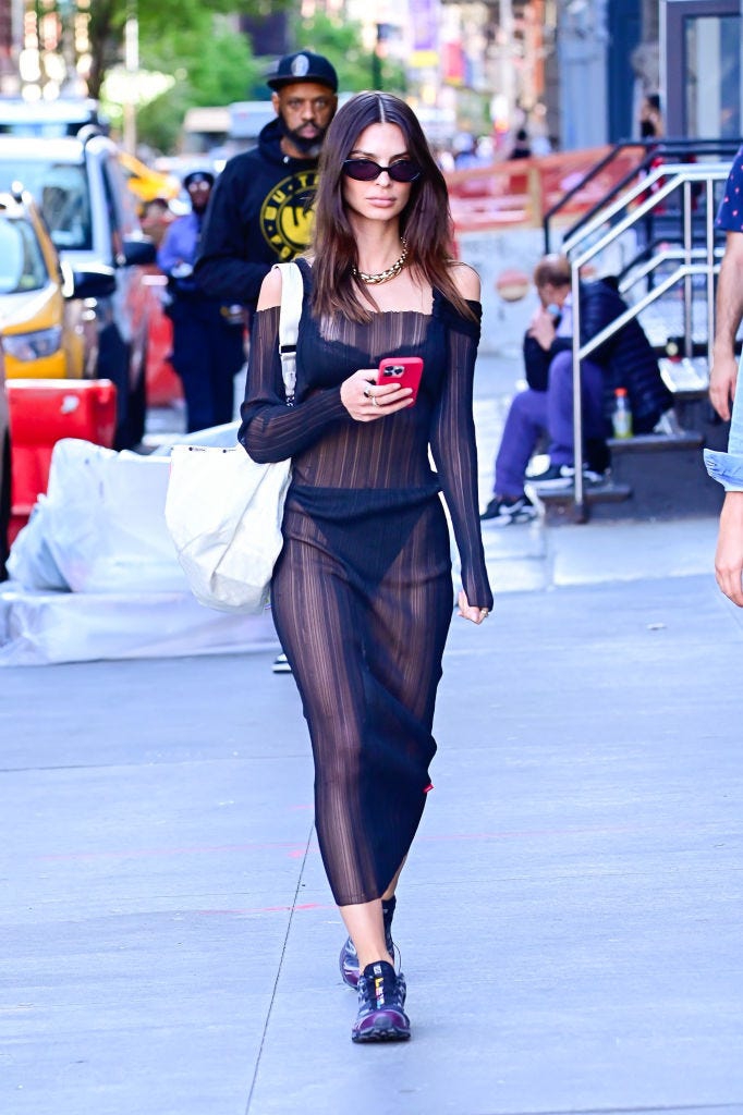 Emily Ratajkowski Berjalan-jalan Bersama Anjingnya Hanya Dengan Mengenakan Lingerie dan Gaun Hitam Yang Tipis