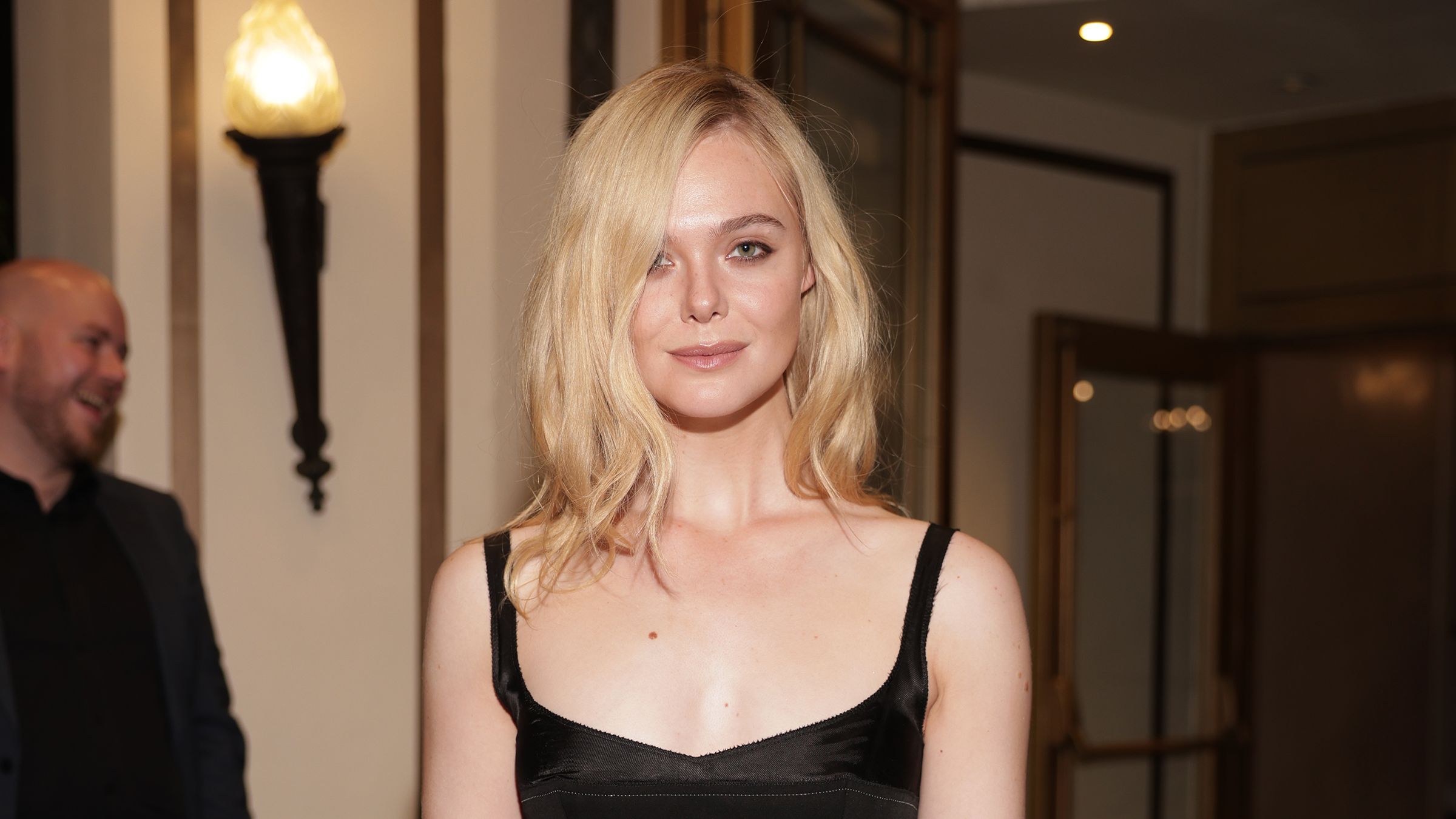 Elle Fanning Tampilkan Pesona Old Hollywood dalam Balutan Gaun Hitam Klasik