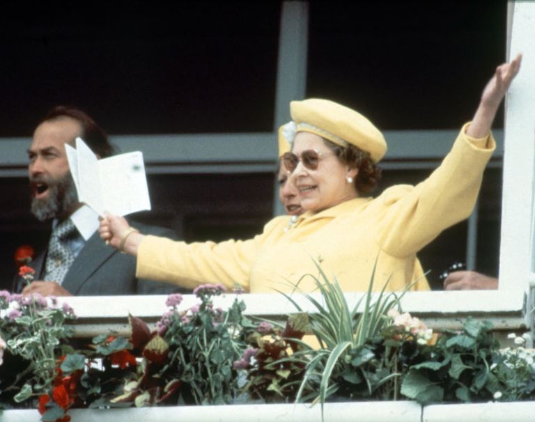 Ratu Elizabeth di Epsom Derby pada tahun 1988.