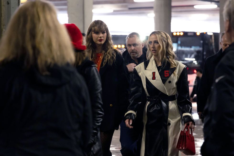 Taylor Swift Tiba di Pertandingan Penting Travis Kelce Bersama Sahabatnya