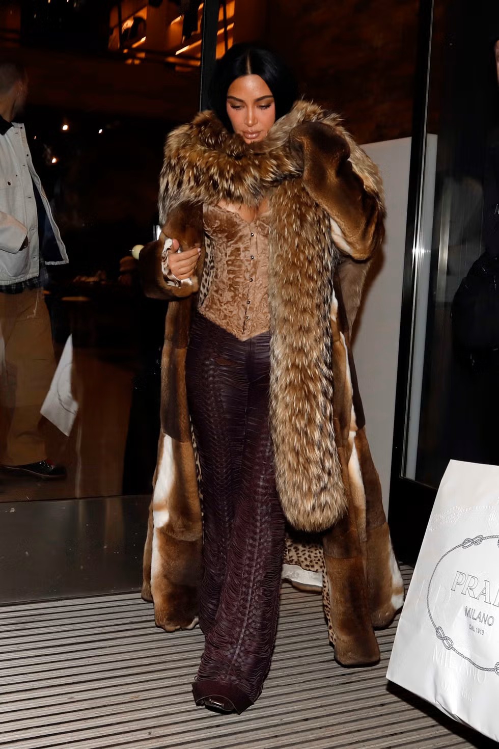 Kim Kardashian Tegaskan Silakan Menumpuk Bulu di Atas Bulu