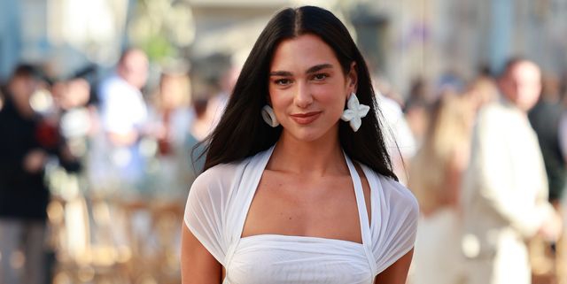 Ide Baju Menghadiri Undangan Pernikahan dari Penyanyi Dua Lipa: Gaun Putih Sheer