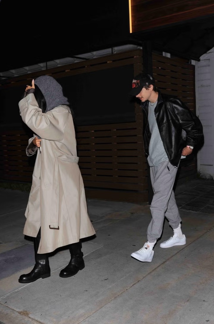 Kylie Jenner Tampil Chic dengan Trench Coat dan Syal Kasmir Saat Kencan bersama Timoth&eacute;e Chalamet