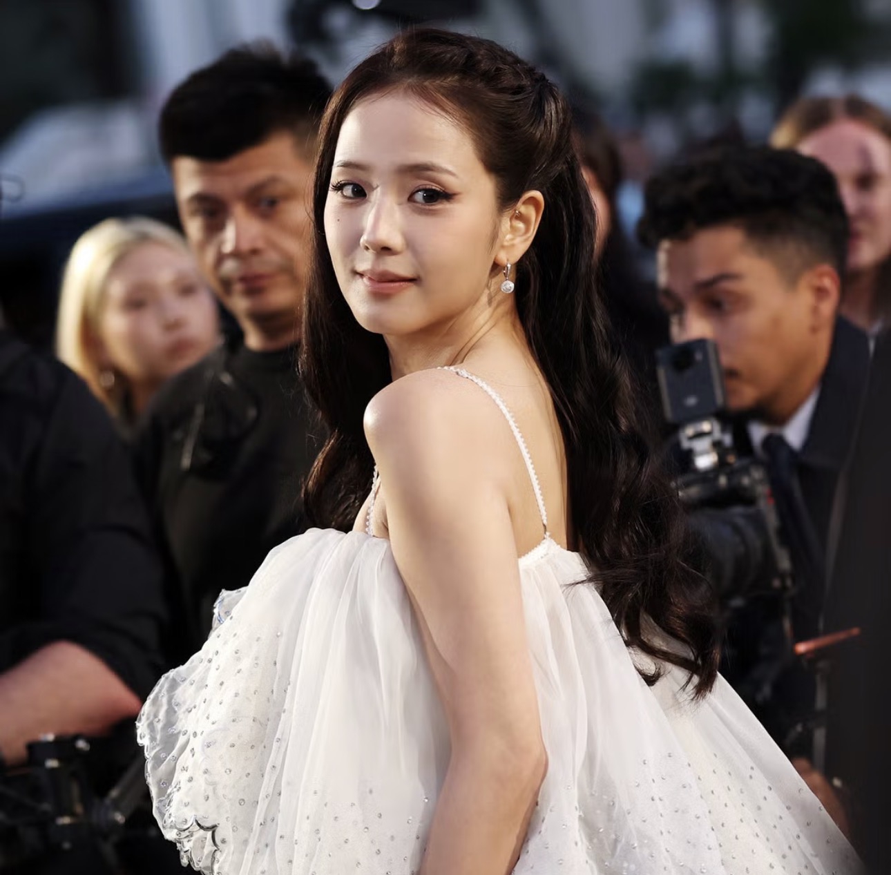 Jisoo Tampil dengan Polka Dot, Ruffle & Detail Scalloped untuk Momen Front-Row&nbsp;