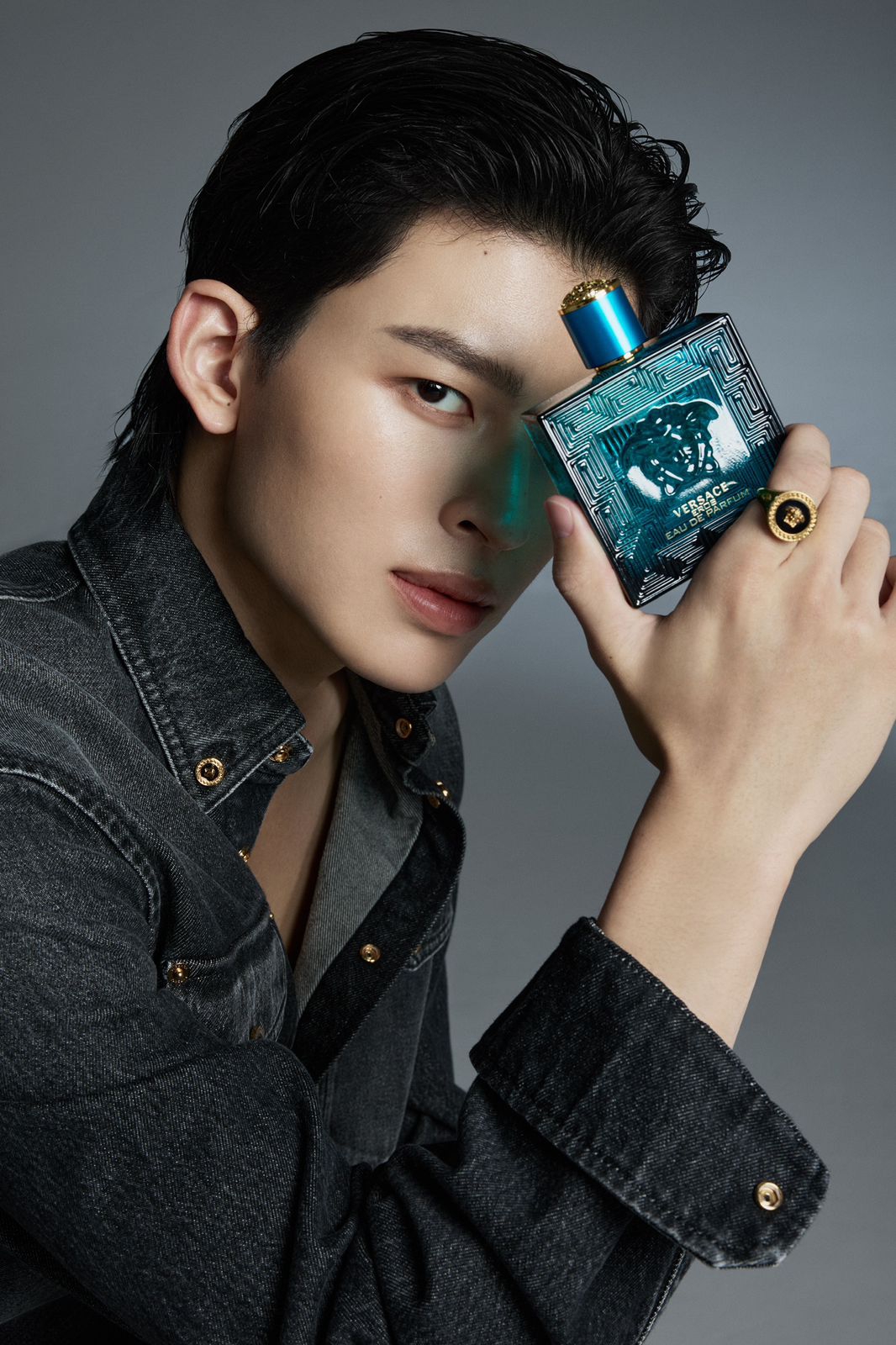 Versace Menggandeng Pond Naravit sebagai Brand Ambassador Terbarunya