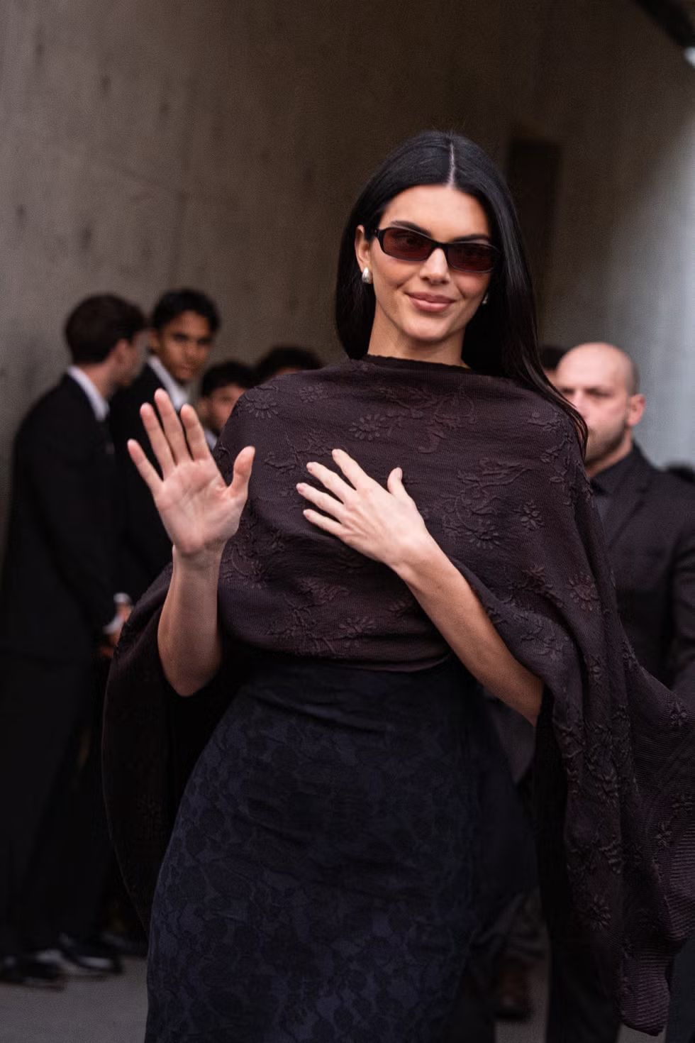 Kendall Jenner menggunakan serba hitam cokelat