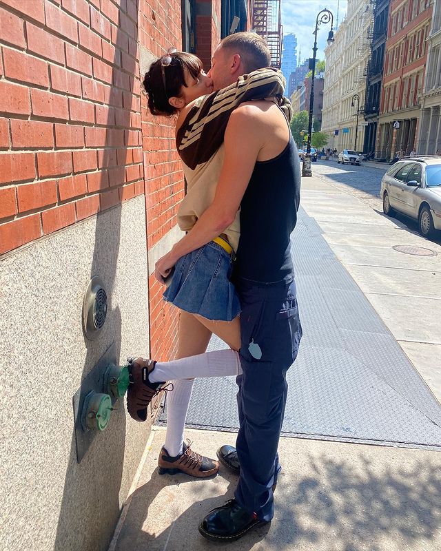 Bella Hadid Mengunggah Sebuah Foto Romantis Bersama Sang Kekasih, Marc Kalman