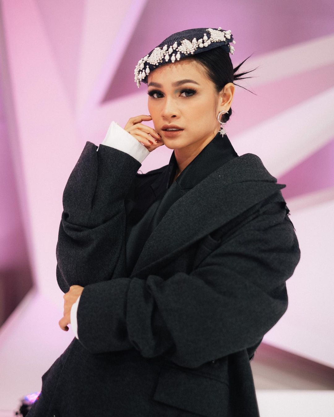 Momen Throwback Andien Tampil dengan Konsep Color Blocking dan Sentuhan Y2K