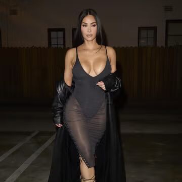 Kim Kardashian Tampil Memukau dalam Gaun Bodycon Hitam dan Stiletto Bertali di Acara Pop-Up Terbarunya
