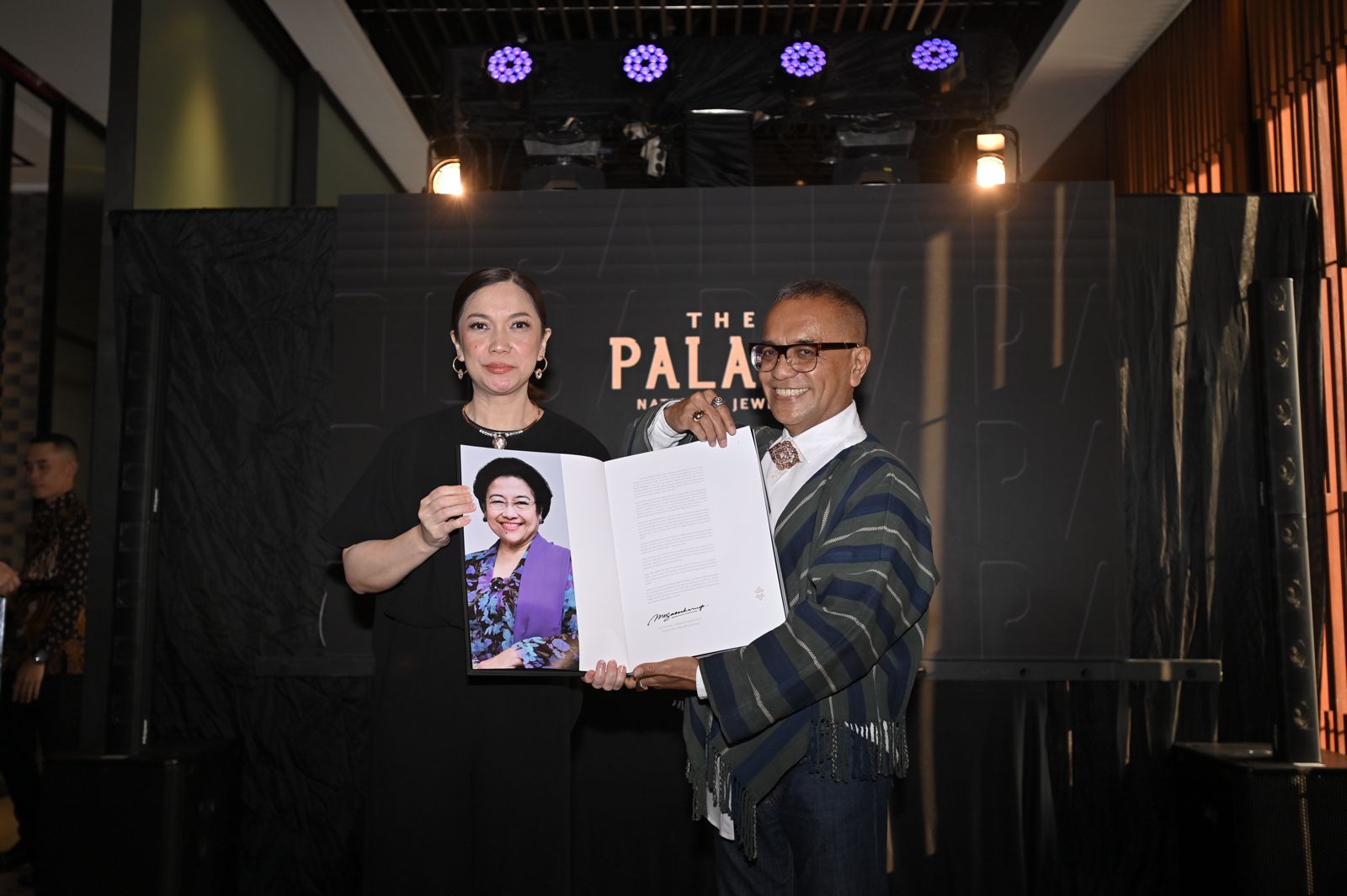 The Palace x Samuel Wattimena Hadirkan Buku Nusantara untuk Memperkenalkan Budaya Indonesia